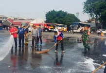 Demi Kenyamanan Penumpang, Puluhan Petugas Bersihkan Terminal Kalideres