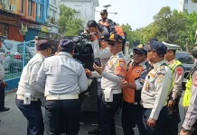 Petugas Gabungan Tindak 111 Kendaraan yang Parkir Liar di Cengkareng
