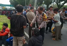 Polisi Bagikan Snack kepada Massa Aksi Mahasiswa di Jakarta Pusat
