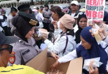 Polisi Bagikan Air Mineral dan Snack kepada Massa Aksi di Jakarta Pusat