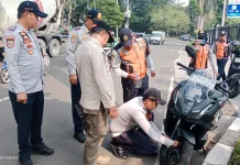 Pemkot Jakbar Tertibkan Parkir Liar di Kembangan, 206 Motor Kena Cabut Pentil
