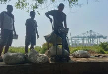 Buruh Pengolah Limbah Ikan Tetap Gigih Bekerja tanpa Jaminan Sosial