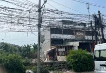 Warga Keluhkan Kabel Semrawut dan Menjuntai di Jalan Peta Barat Kalideres
