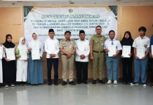 Ratusan Siswa Madrasah di Jakbar Terima Bantuan Program Tebus Ijazah