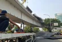 Truk Bermuatan Besi 30 Ton Terbalik di Flyover Tomang, Lalu Lintas Terganggu