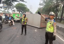 Truk Diesel Ekspedisi Terguling di Daan Mogot, Lalu Lintas Sempat Tersendat