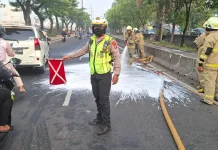 Truk Colt Diesel yang Terguling di Daan Mogot Berhasil Dievakuasi