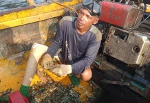Pantang Menyerah! Kisah Gembong, Nelayan Tangguh yang Melaut dengan Kaki Palsu