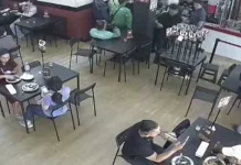 Pria Berjaket Ojol Diduga Curi Tas Karyawan Restoran di Kebon Jeruk