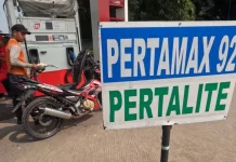Ini Kalkulasi Ekonom Soal Harga Pertamax Belum Turun