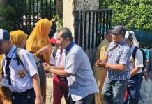 Ayah Antusias Mengantarkan Anak ke Sekolah pada Hari Pertama Tahun Ajaran Baru