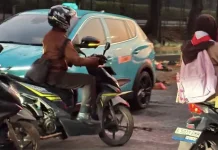 Taksi Listrik Bertabrakan dengan Motor di Kebon Jeruk, Satu Pengendara Terluka