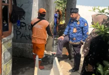 Cegah Genangan, Jakbar Pasang U-Ditch dan Keruk Saluran di Kamal
