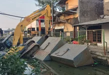 Alat Berat Proyek Normalisasi Kali Rawa Indah Kelapa Gading Terguling