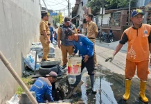 Antisipasi Genangan, Saluran Air di Rawa Buaya Jakbar Dibersihkan