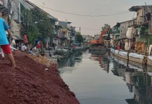 Optimisme di Tengah Lumpur: Warga Hadapi Proyek Revitalisasi demi Bebas Banjir