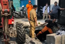 Cegah Genangan, Sudin SDA Jakbar Intensifkan Pengerukan Saluran di Kapuk
