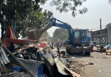 Belasan Bangunan Liar di Bantaran Cengkareng Drain Kapuk Dibongkar