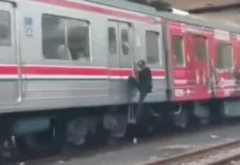 Aksi Nekat di Commuter Line! Pria Diduga Mabuk Bergelantungan di Sisi Luar Kereta