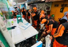 Warga dan PPSU Angkut 250 Karung Sedimen dan Sampah di Grogol