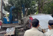 Puluhan Bangunan Liar di Bantaran Kali Sentiong Dibongkar