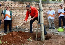 Pemkot Jakpus Tanam Tabebuya dan Panen Hasil Kebun di Paseban