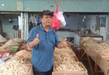 Menjaga Asa Lapak Warisan: Cerita Abdullah Menyusuri Pasang Surut Pasar Ikan Asin