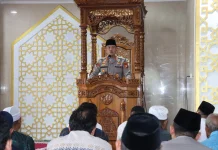 Awali Pengabdian, Kapolres Jakbar Sampaikan Pesan Kebersamaan saat Khutbah Jumat