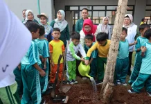 Libatkan Siswa, Sudin Tamhut Jakarta Timur Edukasi Tanam Pohon
