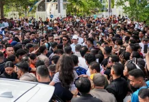 Warga Berebut Salaman dan Foto dengan Jokowi di CFD Kupang