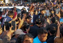 Warga Berebut Rekam Jokowi Dinobatkan sebagai Sesepuh Raja-raja Timor