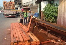 Memanggul 150 Kilogram, Kisah Buruh Kayu Kalibaru Bertahan Demi Keluarga