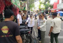 Operasi Rabu Tertib, Petugas Tertibkan PKL dan Parkir Liar di Johar Baru