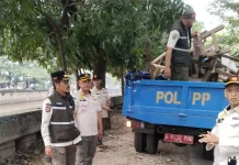 Pemkot Jakbar Tertibkan PKL yang Berjualan di Trotoar Kembangan Jakbar