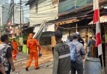 Puluhan Bangunan di Atas Saluran PHB Karet Tengsin Dibongkar