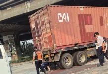 Diduga Hilang Kendali, Truk Tabrak Separator Busway di Daan Mogot Cengkareng