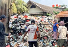 Gunungan Sampah di Kedaung Kaliangke Jakbar Ganggu Akses Sekolah