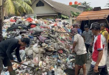 Tumpukan Sampah di Kedaung Kali Angke Jakbar Ganggu Akses Mobil MBG