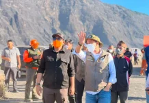 Menhut Raja Antoni: Water Bombing Bromo Terus Dilakukan Sampai Api Padam