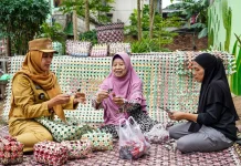 Warga Paseban Sulap Sampah Plastik Jadi Kerajinan Bernilai Ekonomi