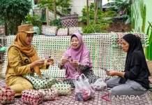 Dari Sampah Jadi Rupiah, Warga Paseban Manfaatkan Limbah Plastik Jadi Kerajinan