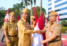Pemkot Jakarta Timur Canangkan Gerakan Pembagian Bendera Merah Putih