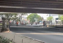 Pemotor Nekat Lawan Arah di Rawa Buaya, Warga: Kalau Muter Jauh