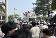 Massa Demo Bela Al-Qur’an Padati Gedung OT Cengkareng, Picu Kemacetan hingga 1 Km