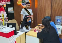 Semangat Nasionalisme: Dukcapil Hadirkan Pelayanan Prima Dekorasi Merah-Putih