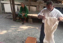 Cerita Suka Duka Pak Anton sang Tukang Cukur Keliling Cilincing