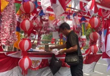 Pedagang Bendera di Jalan Tegalan Keluhkan Penurunan Omzet
