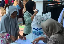Bantuan Beras Pulau Kelapa Ringankan Kebutuhan Warga