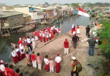 Puluhan Anak Pesisir Cilincing Gelar Upacara HUT RI ke-81 di Kolam Retensi