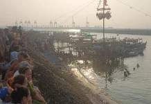 Panjat Pinang Pinggir Laut Cilincing, Spot Unik Para Pemburu Visual